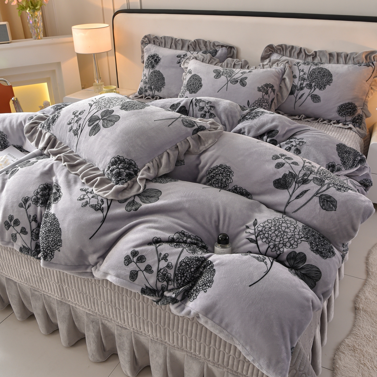 赫本家纺  2025高克重牛奶绒花边床盖款四件套 华尔兹