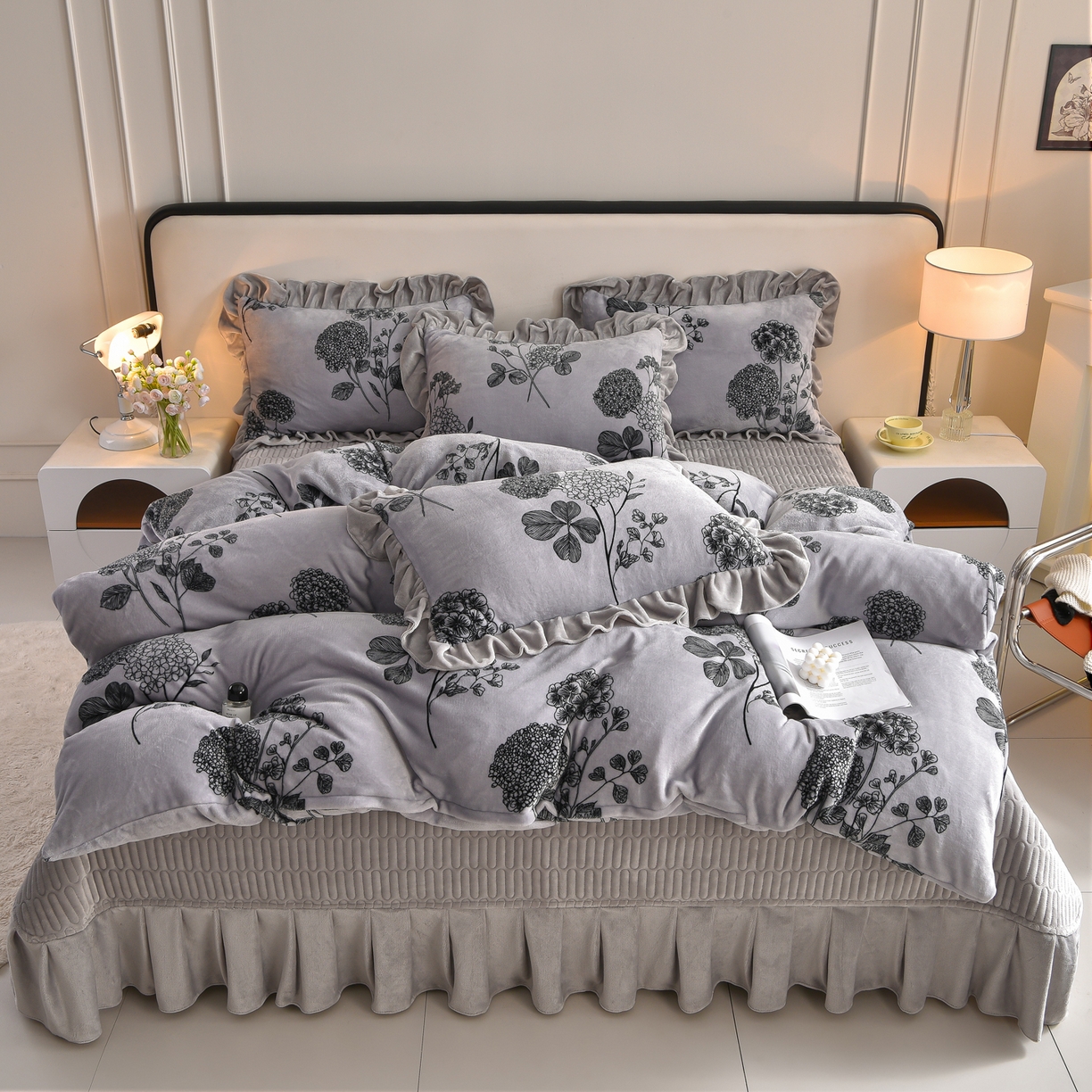 91家纺网 家纺一手货源 找家纺 赫本家纺  2025高克重牛奶绒花边床盖款四件套 华尔兹