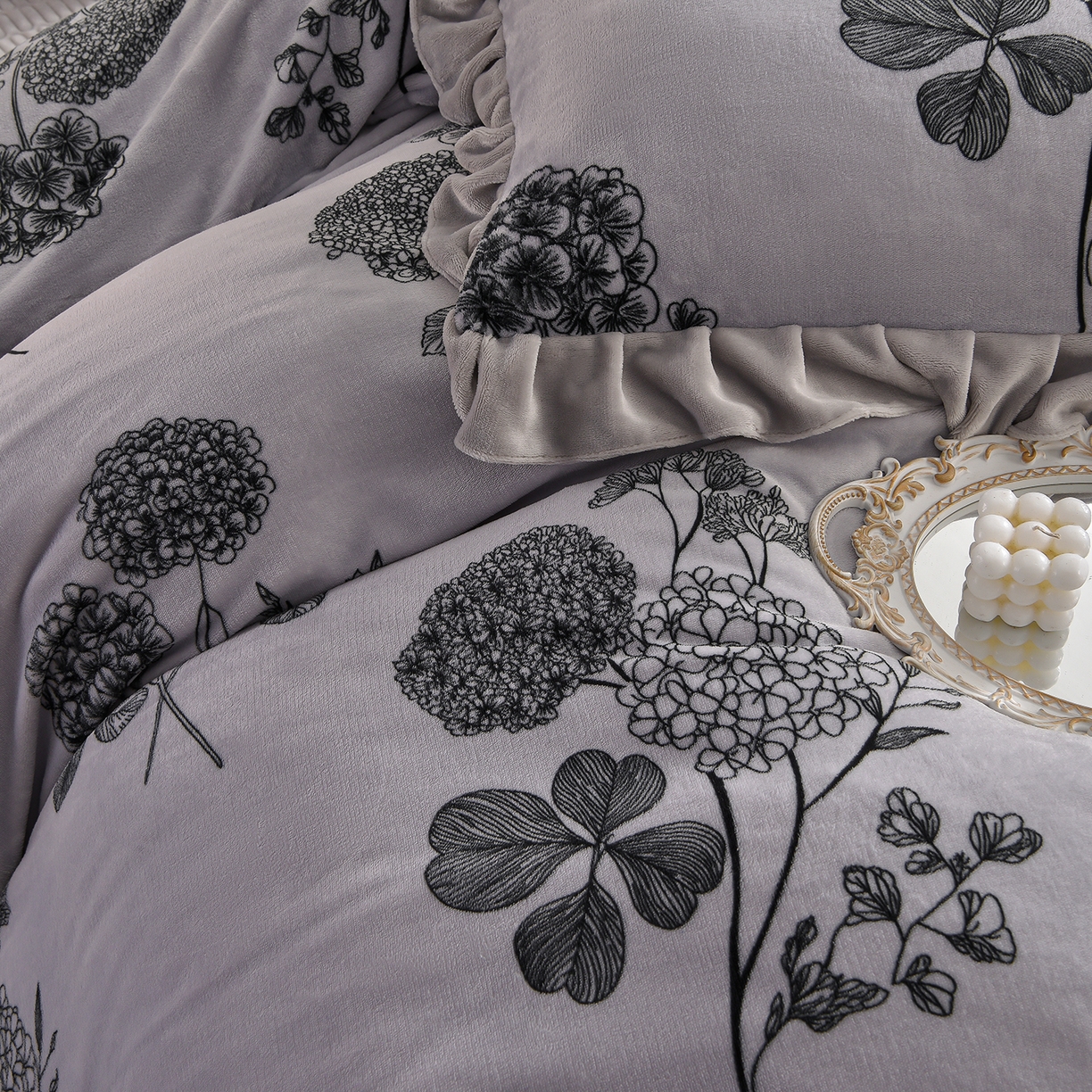 91家纺网 家纺一手货源 找家纺 赫本家纺  2025高克重牛奶绒花边床盖款四件套 华尔兹