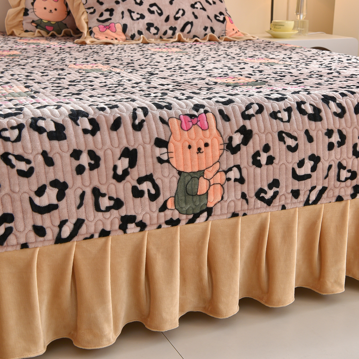 91家纺网 家纺一手货源 找家纺 赫本家纺  2025高克重牛奶绒花边床盖款四件套 可爱猫