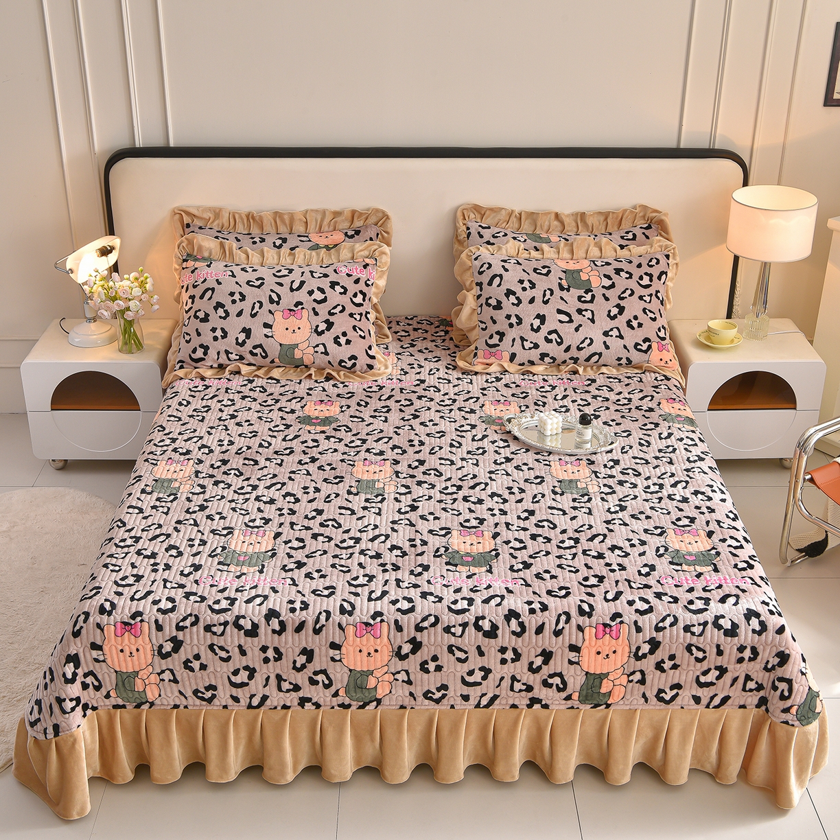 91家纺网 家纺一手货源 找家纺 赫本家纺  2025高克重牛奶绒花边床盖款四件套 可爱猫