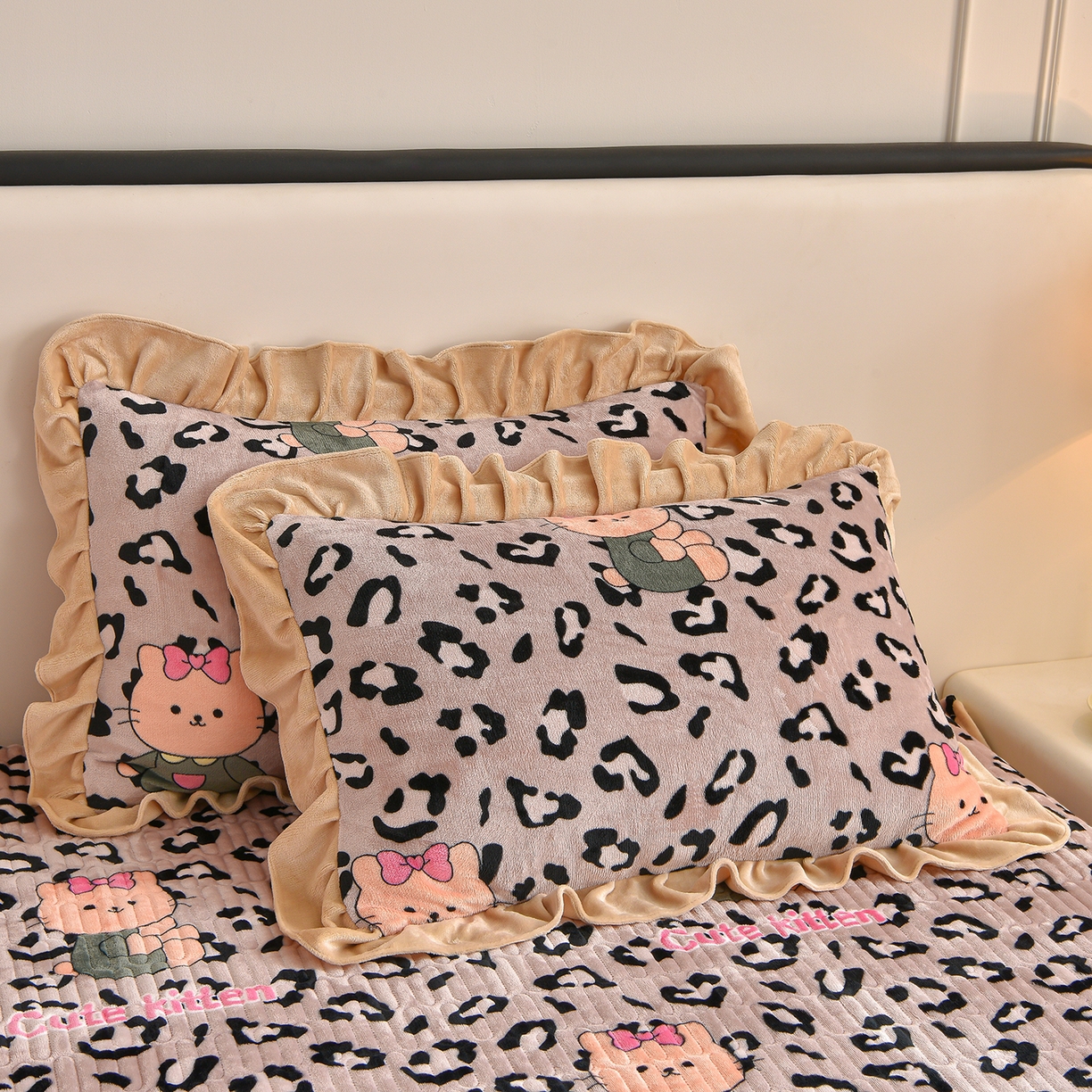 91家纺网 家纺一手货源 找家纺 赫本家纺  2025高克重牛奶绒花边床盖款四件套 可爱猫