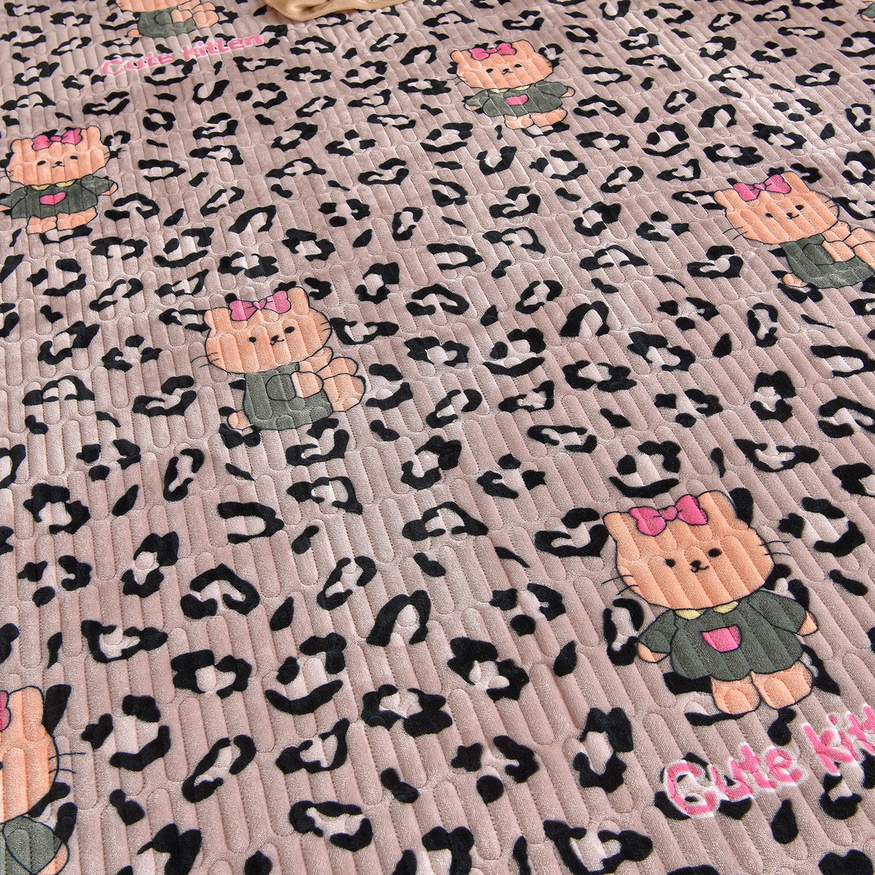 91家纺网 家纺一手货源 找家纺 赫本家纺  2025高克重牛奶绒花边床盖款四件套 可爱猫