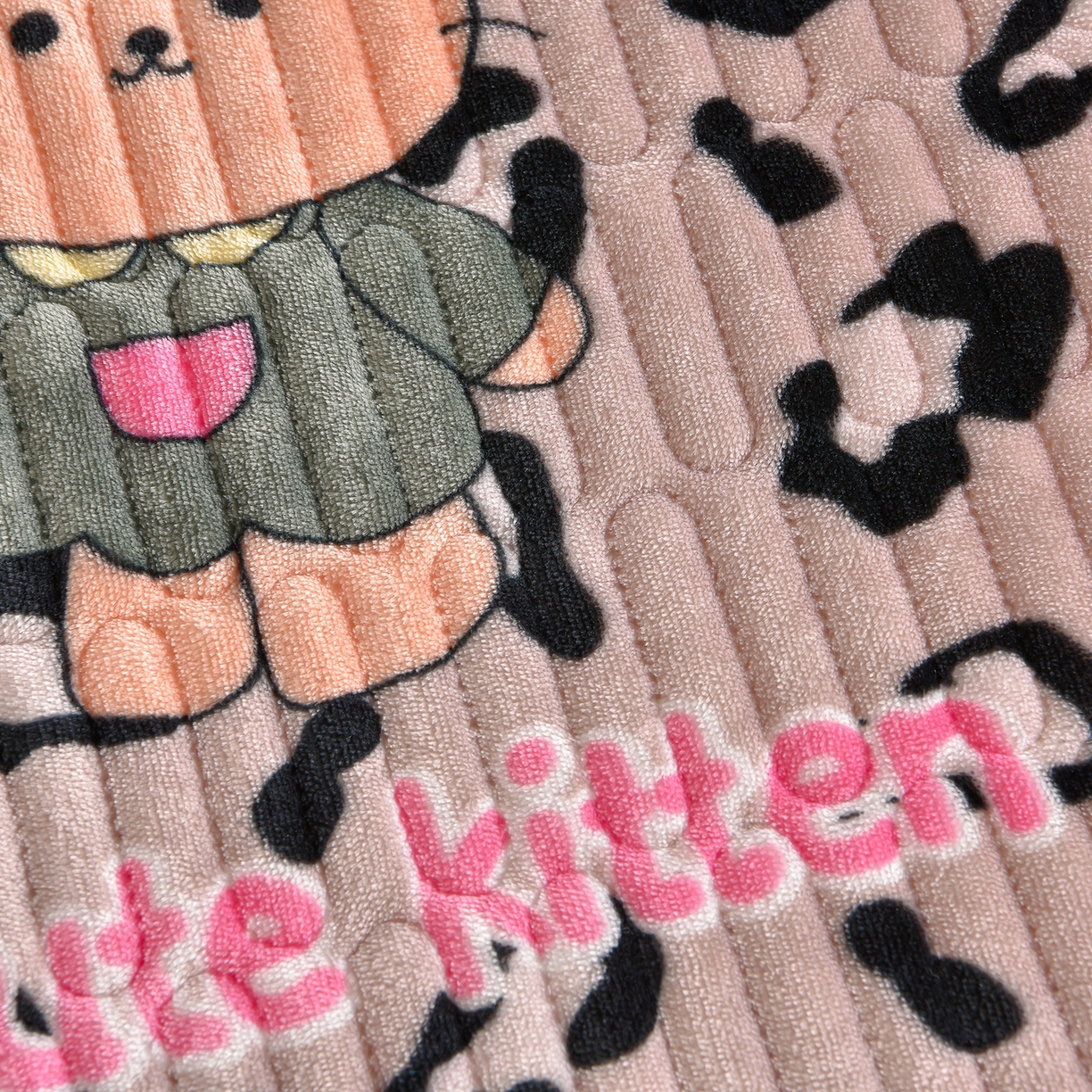 91家纺网 家纺一手货源 找家纺 赫本家纺  2025高克重牛奶绒花边床盖款四件套 可爱猫