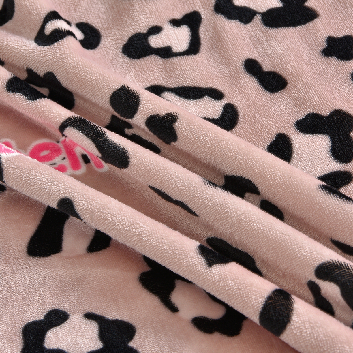 91家纺网 家纺一手货源 找家纺 赫本家纺  2025高克重牛奶绒花边床盖款四件套 可爱猫