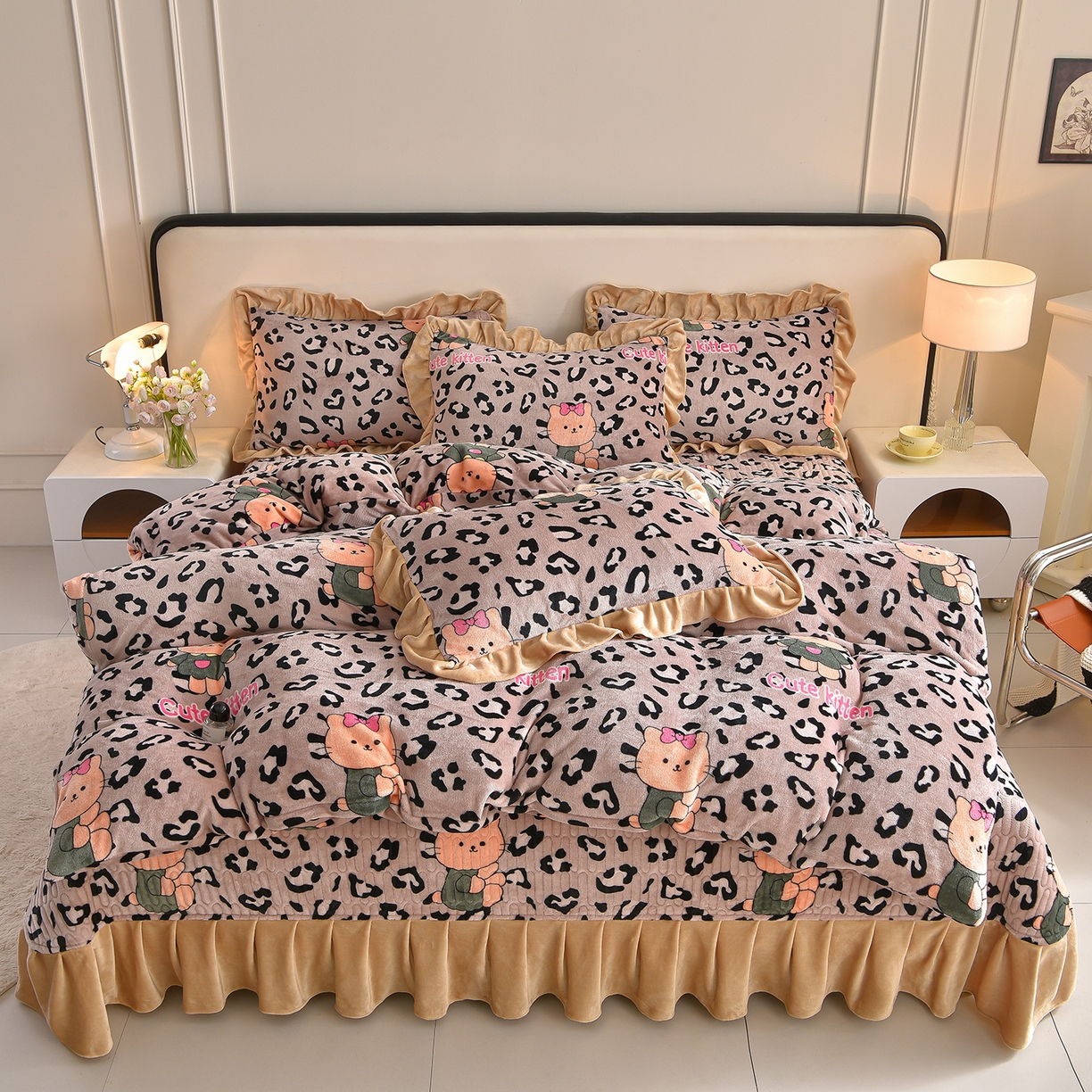 91家纺网 家纺一手货源 找家纺 赫本家纺  2025高克重牛奶绒花边床盖款四件套 可爱猫