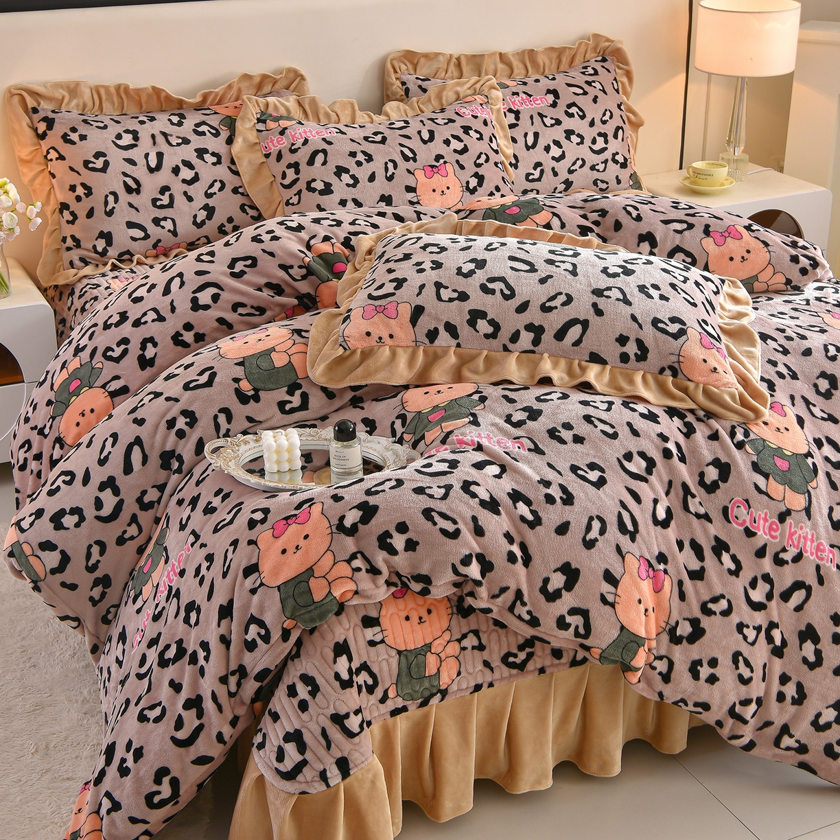 91家纺网 家纺一手货源 找家纺 赫本家纺  2025高克重牛奶绒花边床盖款四件套 可爱猫