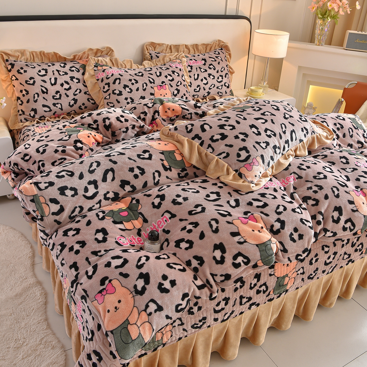 赫本家纺  2025高克重牛奶绒花边床盖款四件套 可爱猫