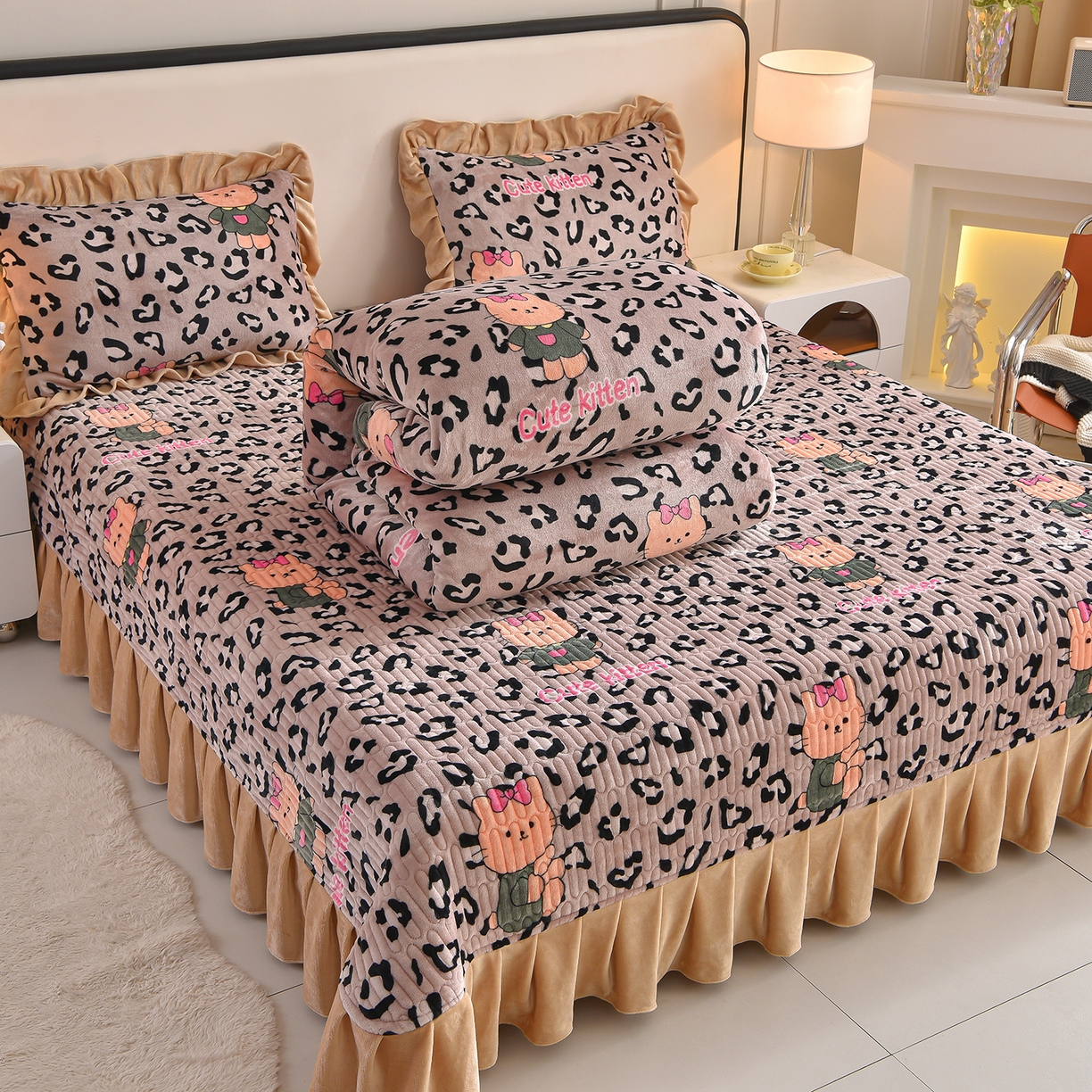 91家纺网 家纺一手货源 找家纺 赫本家纺  2025高克重牛奶绒花边床盖款四件套 可爱猫