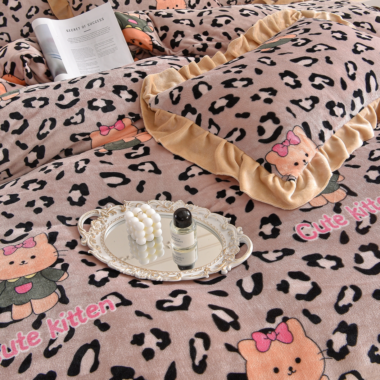 91家纺网 家纺一手货源 找家纺 赫本家纺  2025高克重牛奶绒花边床盖款四件套 可爱猫