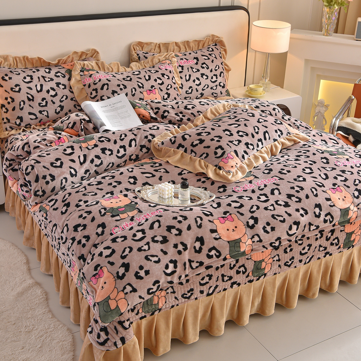 91家纺网 家纺一手货源 找家纺 赫本家纺  2025高克重牛奶绒花边床盖款四件套 可爱猫