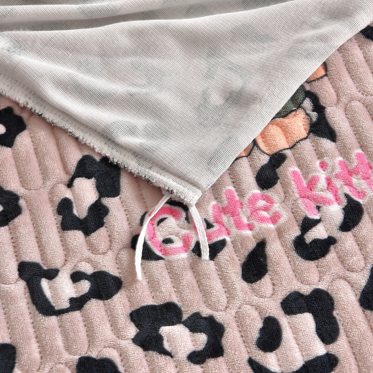 91家纺网 家纺一手货源 找家纺 赫本家纺  2025高克重牛奶绒花边床盖款四件套 可爱猫