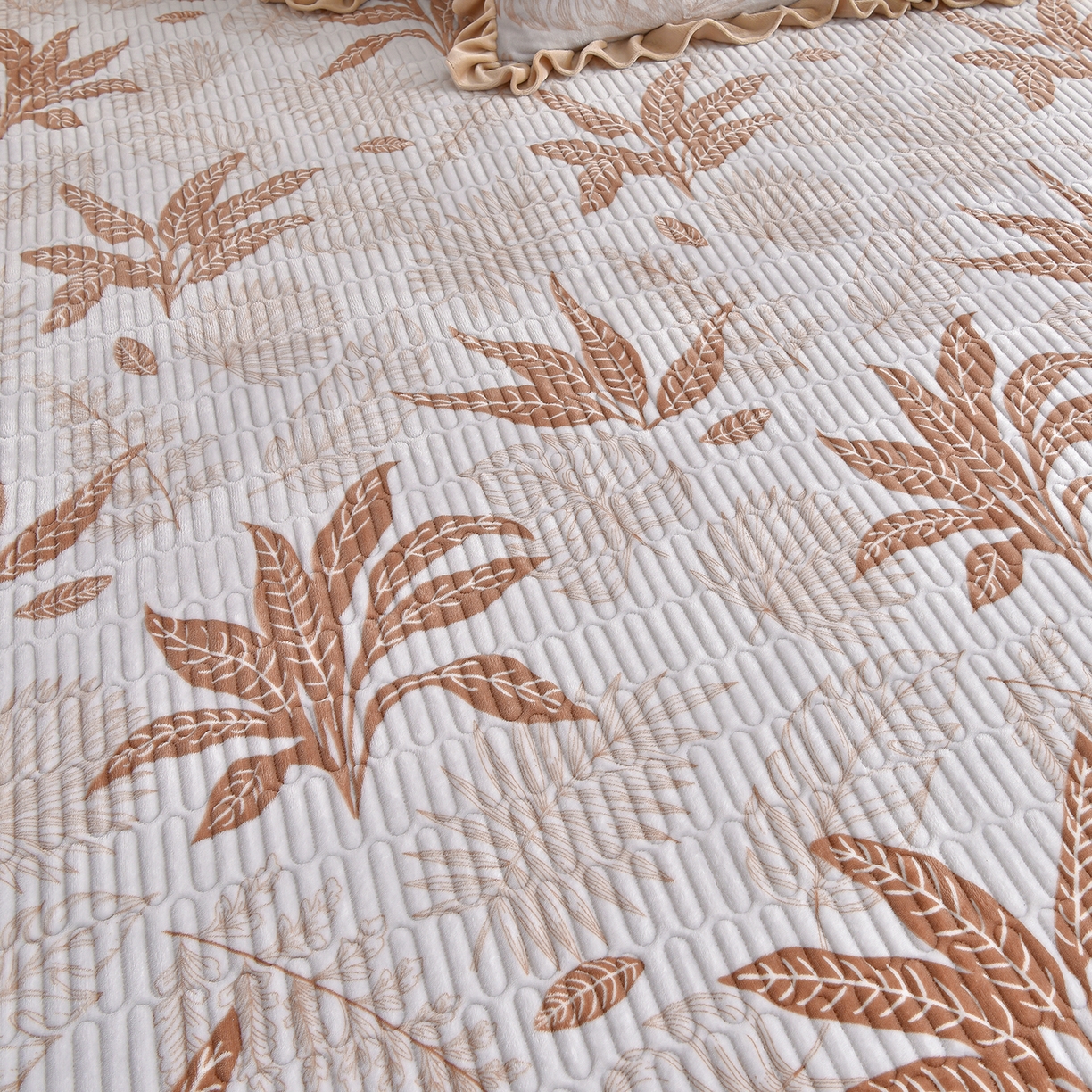 91家纺网 家纺一手货源 找家纺 赫本家纺  2025高克重牛奶绒花边床盖款四件套 麦卡伦