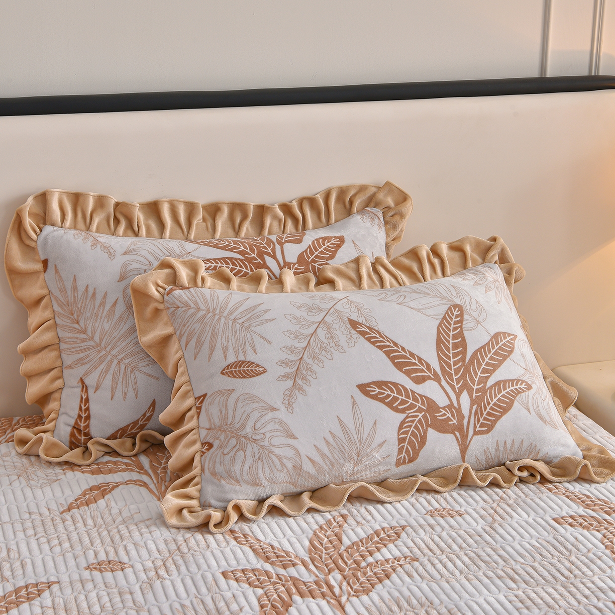 91家纺网 家纺一手货源 找家纺 赫本家纺  2025高克重牛奶绒花边床盖款四件套 麦卡伦