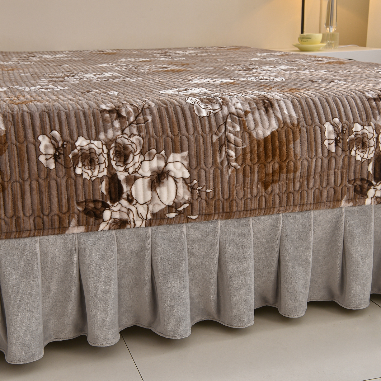 91家纺网 家纺一手货源 找家纺 赫本家纺  2025高克重牛奶绒花边床盖款四件套 墨染江南-灰