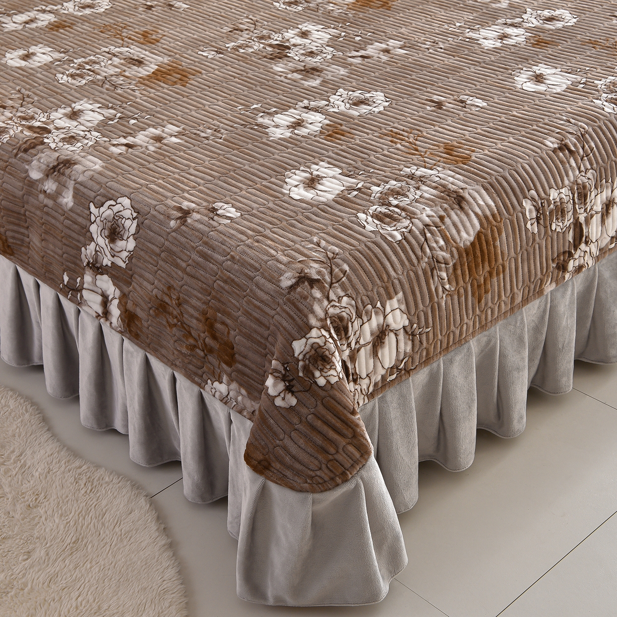 91家纺网 家纺一手货源 找家纺 赫本家纺  2025高克重牛奶绒花边床盖款四件套 墨染江南-灰