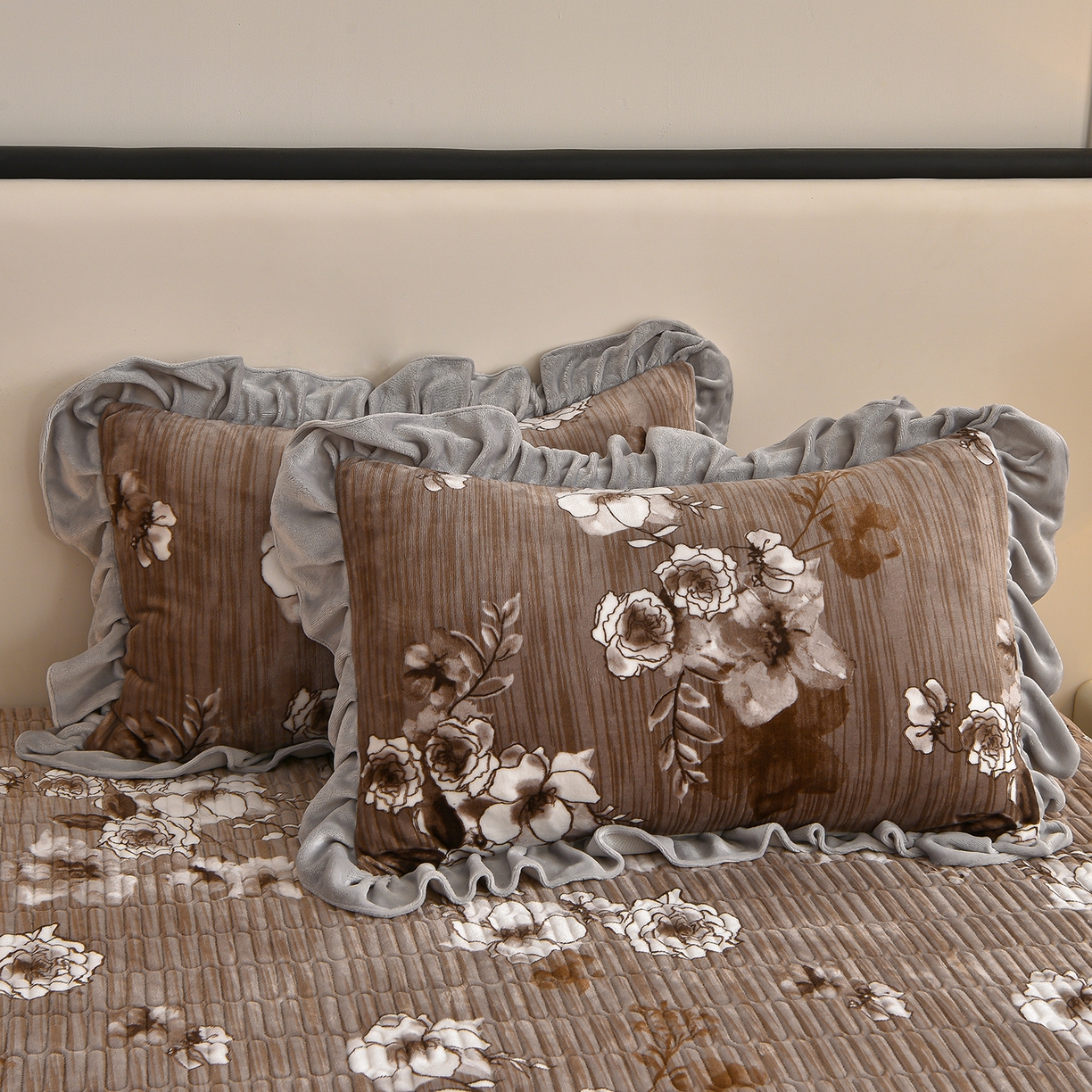 91家纺网 家纺一手货源 找家纺 赫本家纺  2025高克重牛奶绒花边床盖款四件套 墨染江南-灰