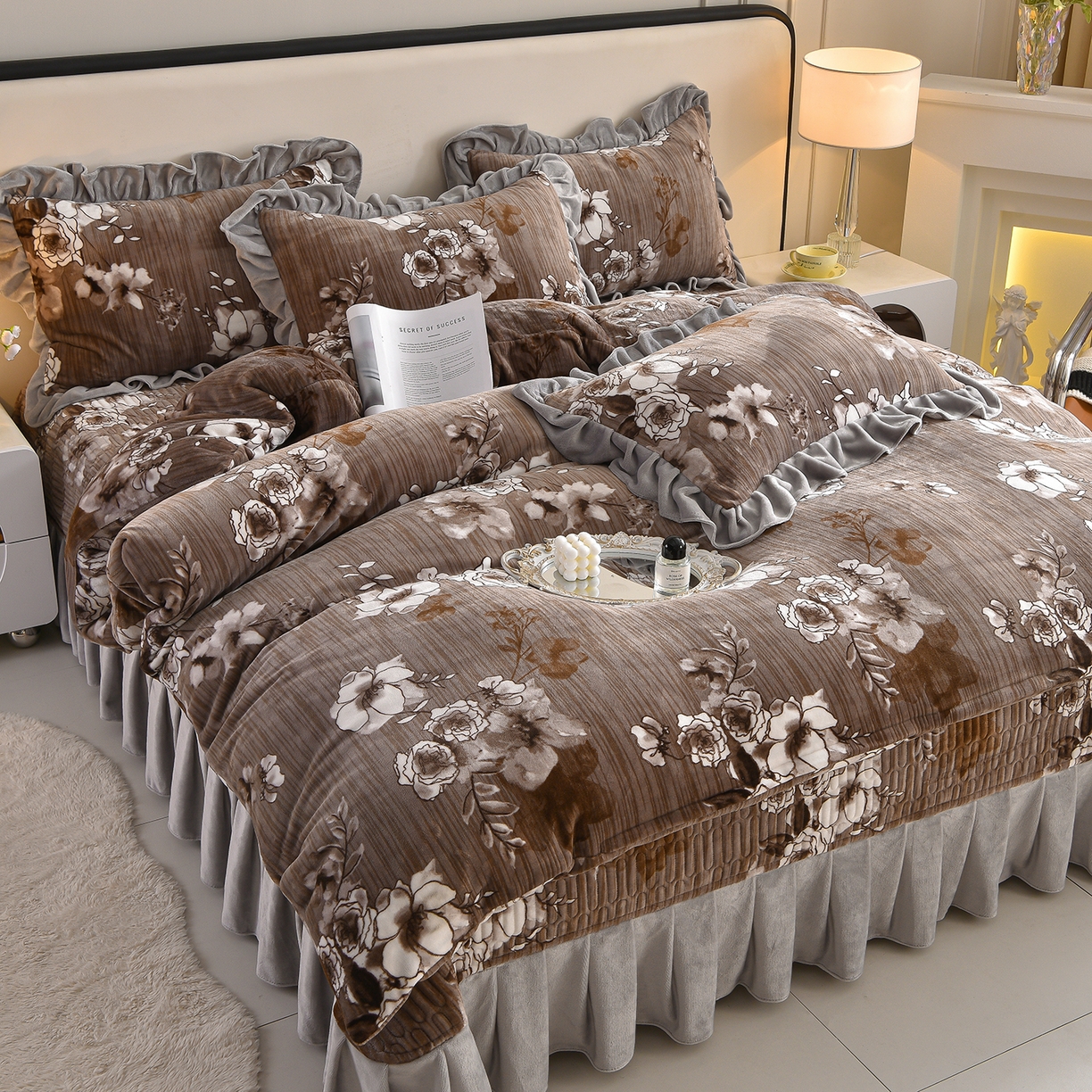 91家纺网 家纺一手货源 找家纺 赫本家纺  2025高克重牛奶绒花边床盖款四件套 墨染江南-灰