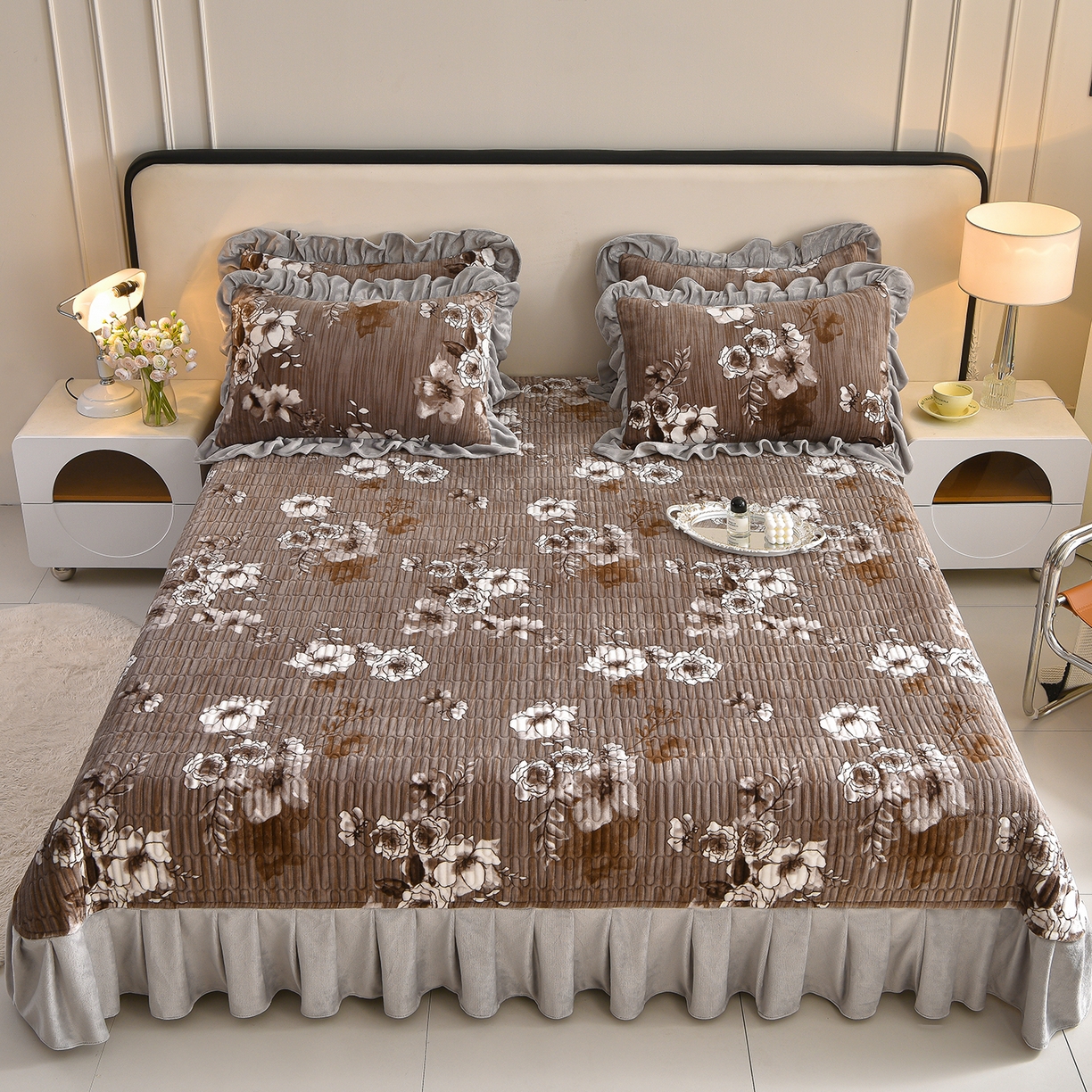 91家纺网 家纺一手货源 找家纺 赫本家纺  2025高克重牛奶绒花边床盖款四件套 墨染江南-灰