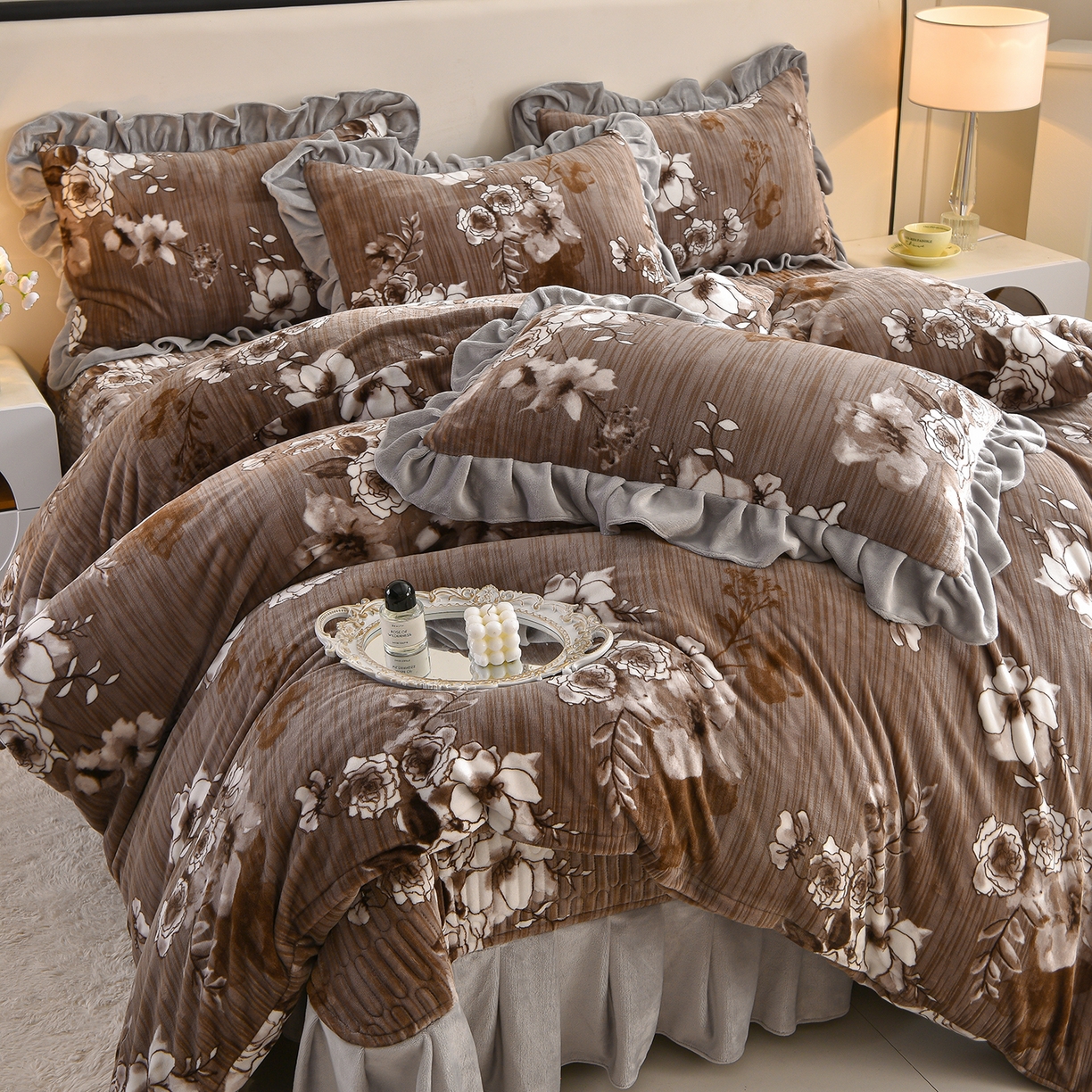 91家纺网 家纺一手货源 找家纺 赫本家纺  2025高克重牛奶绒花边床盖款四件套 墨染江南-灰