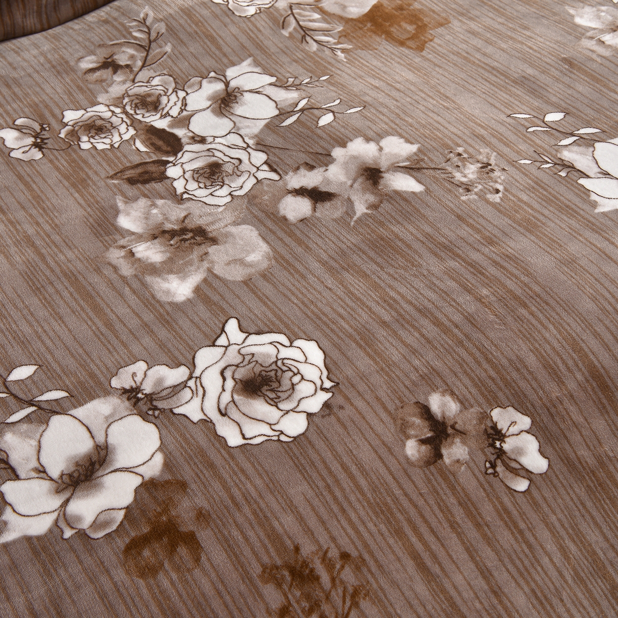 91家纺网 家纺一手货源 找家纺 赫本家纺  2025高克重牛奶绒花边床盖款四件套 墨染江南-灰