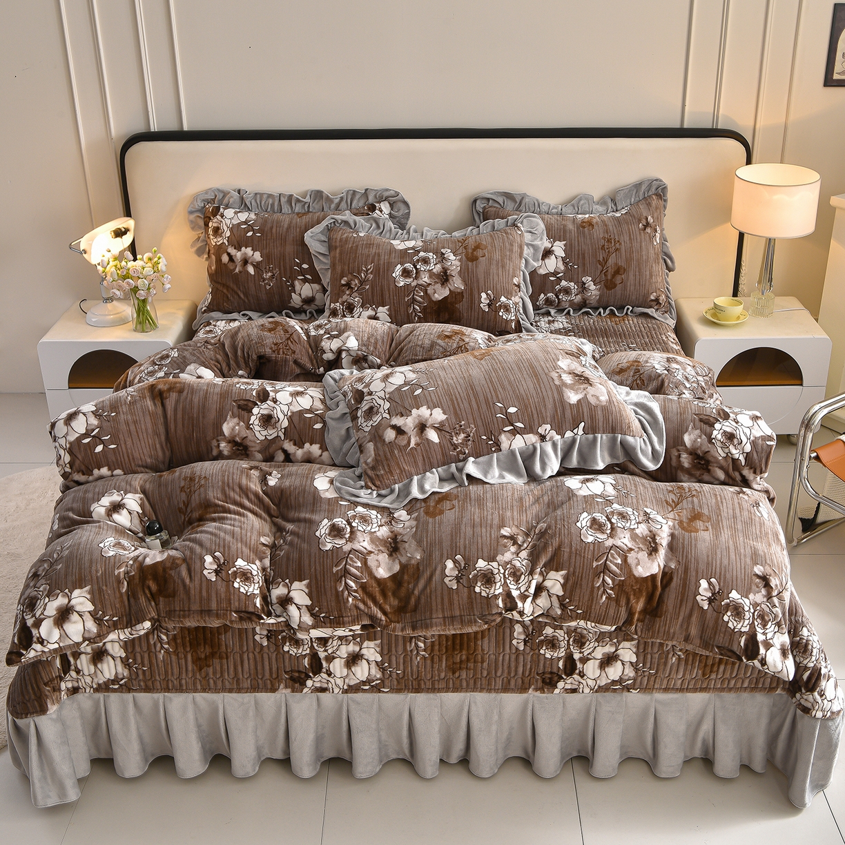 91家纺网 家纺一手货源 找家纺 赫本家纺  2025高克重牛奶绒花边床盖款四件套 墨染江南-灰