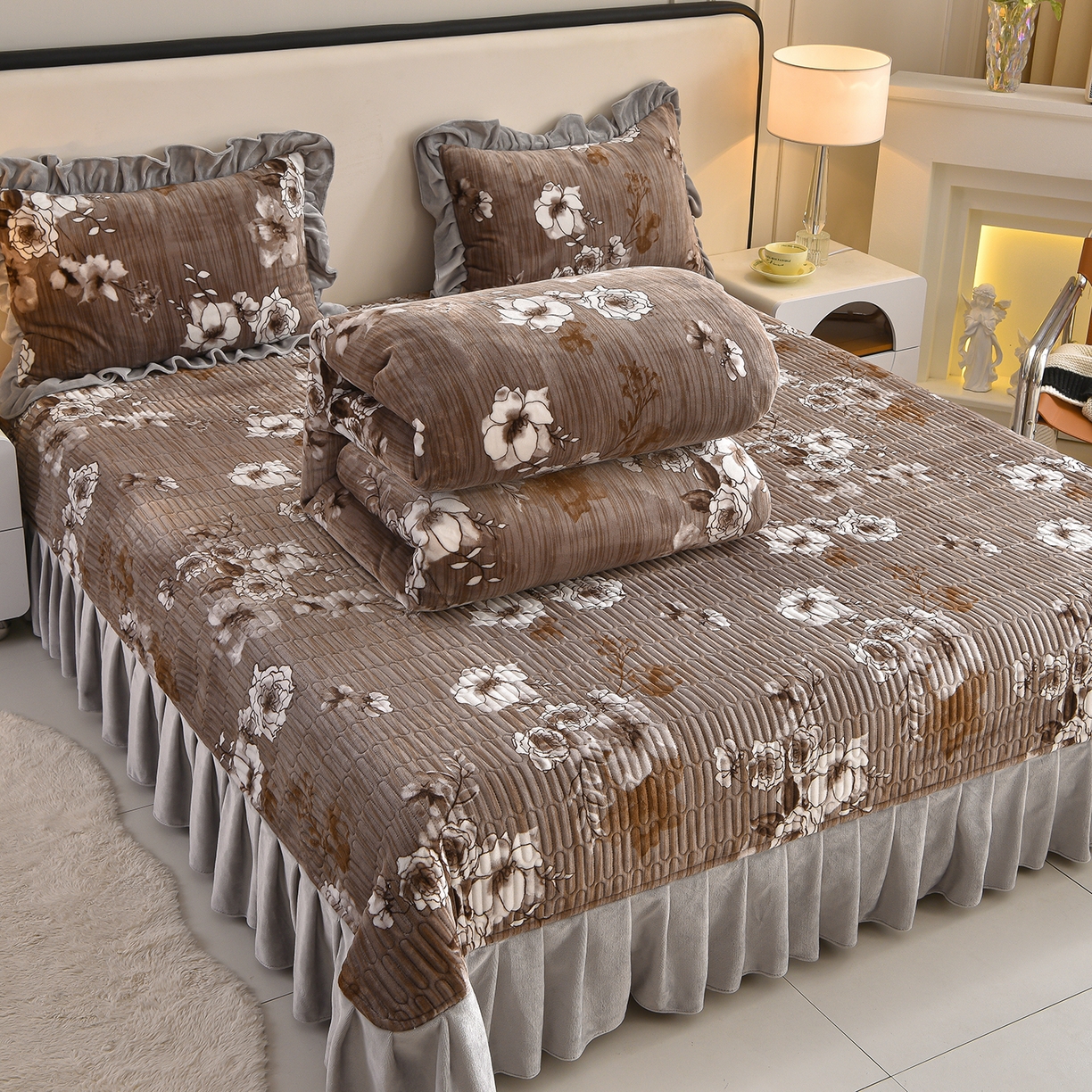 91家纺网 家纺一手货源 找家纺 赫本家纺  2025高克重牛奶绒花边床盖款四件套 墨染江南-灰