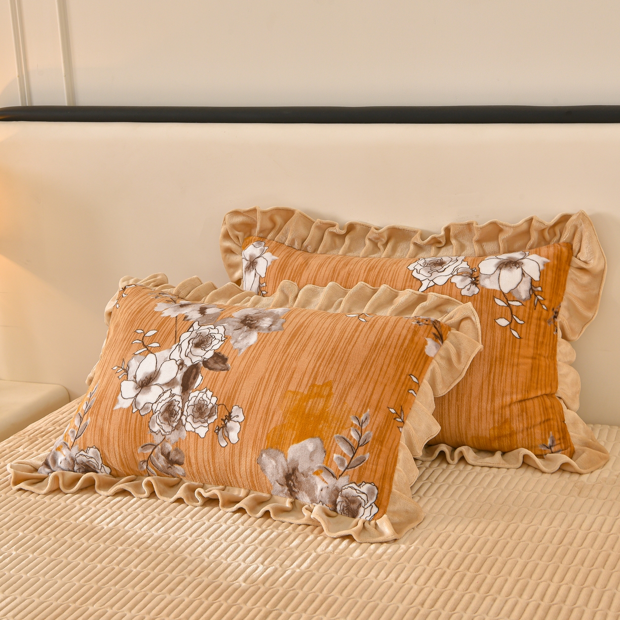 91家纺网 家纺一手货源 找家纺 赫本家纺  2025高克重牛奶绒花边床盖款四件套 墨染江南-咖