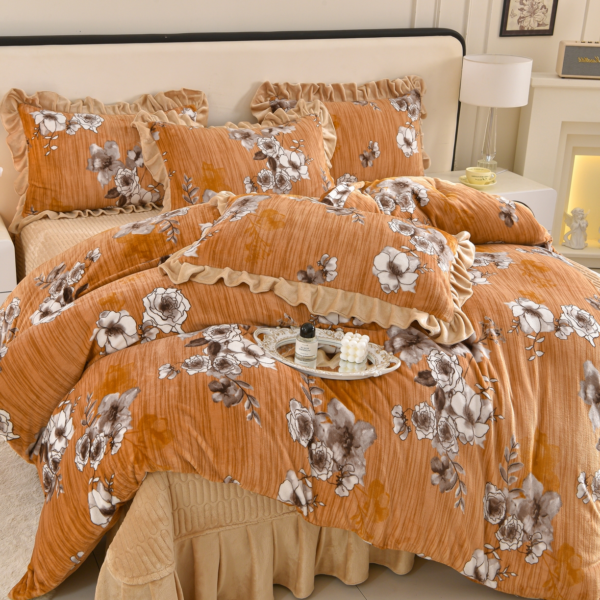 91家纺网 家纺一手货源 找家纺 赫本家纺  2025高克重牛奶绒花边床盖款四件套 墨染江南-咖