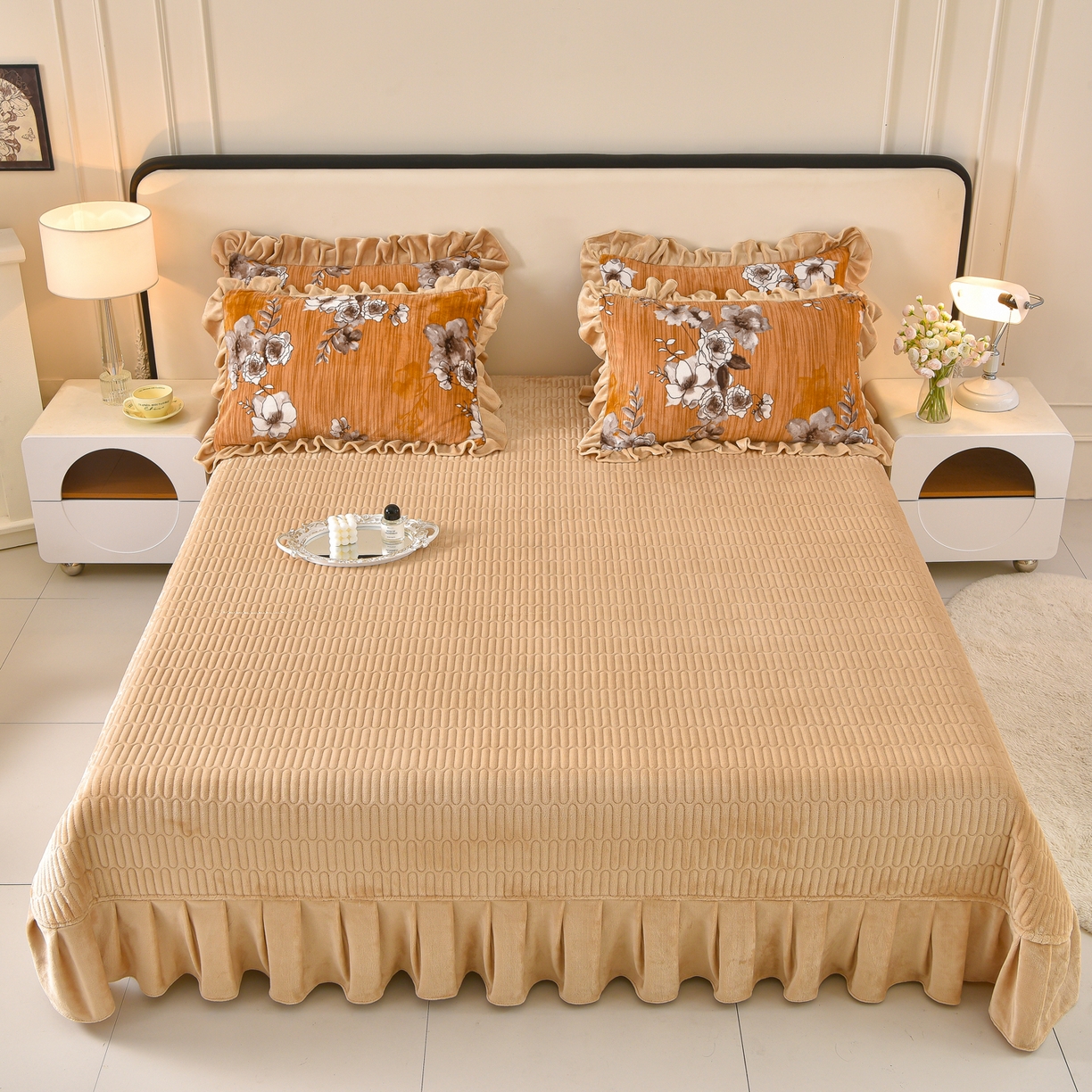 91家纺网 家纺一手货源 找家纺 赫本家纺  2025高克重牛奶绒花边床盖款四件套 墨染江南-咖