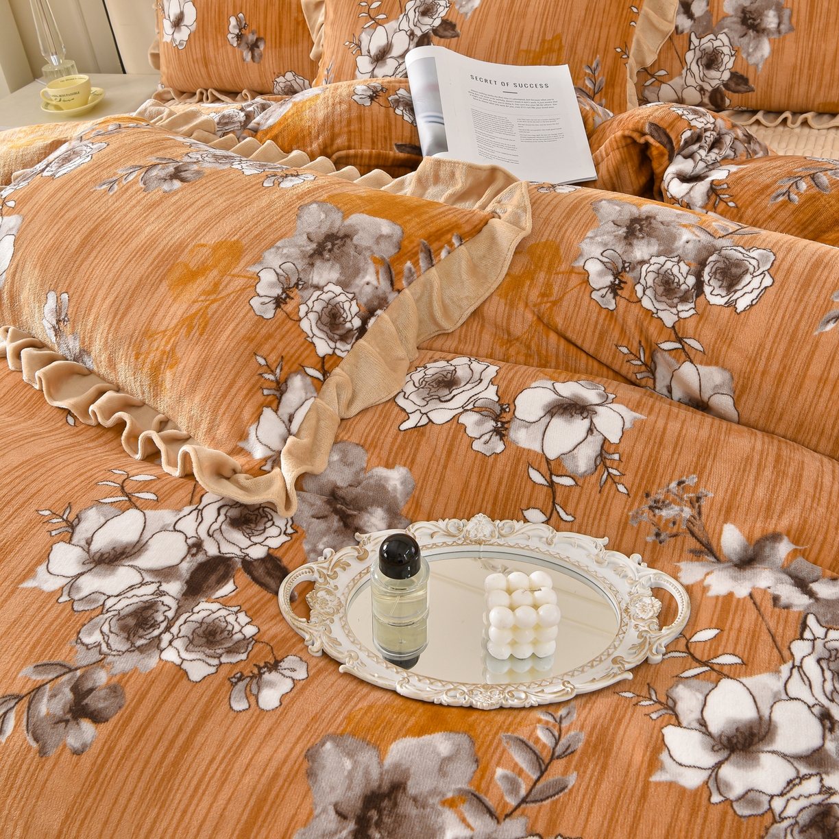 91家纺网 家纺一手货源 找家纺 赫本家纺  2025高克重牛奶绒花边床盖款四件套 墨染江南-咖