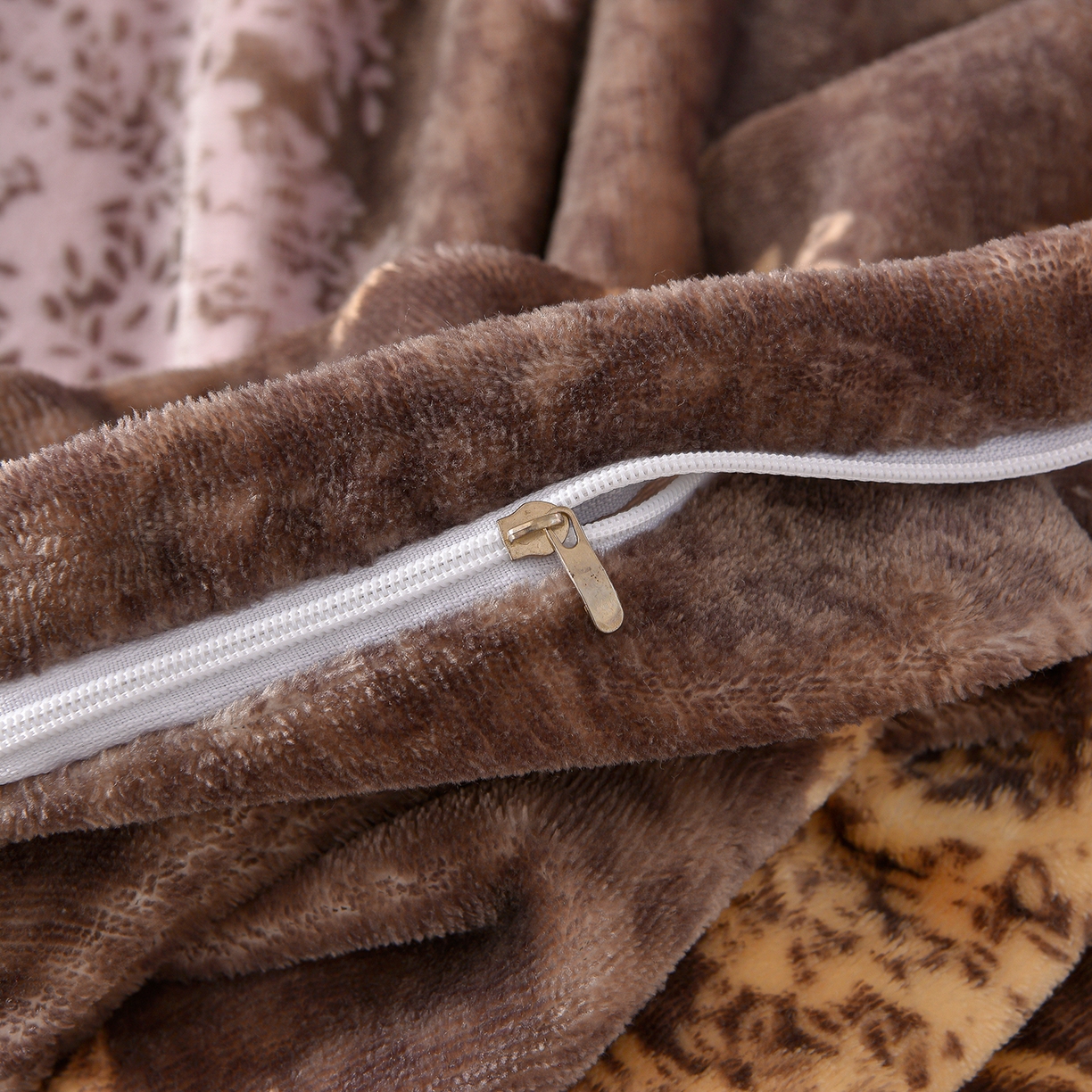 91家纺网 家纺一手货源 找家纺 赫本家纺  2025高克重牛奶绒花边床盖款四件套 山居