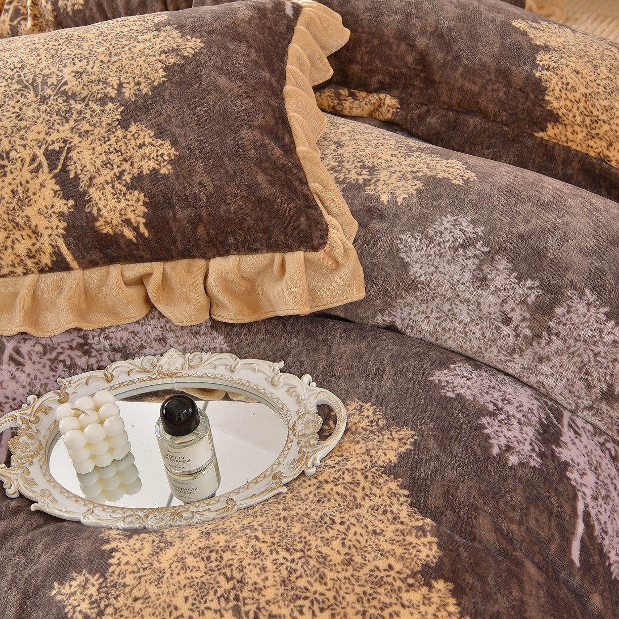 91家纺网 家纺一手货源 找家纺 赫本家纺  2025高克重牛奶绒花边床盖款四件套 山居