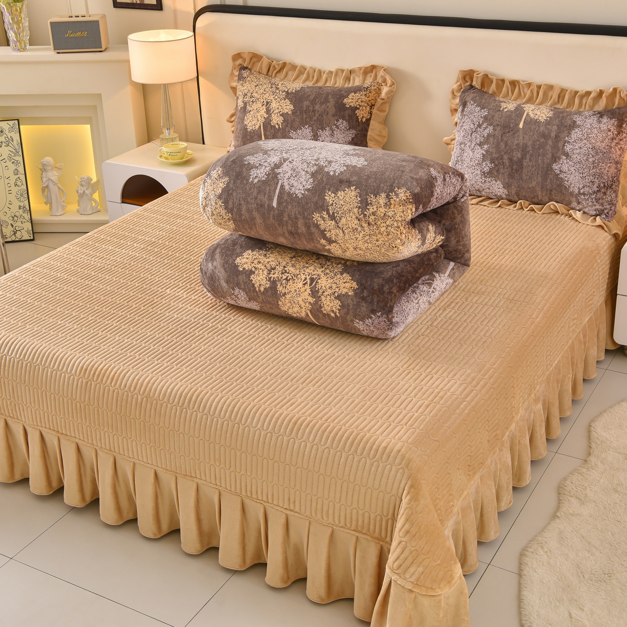 91家纺网 家纺一手货源 找家纺 赫本家纺  2025高克重牛奶绒花边床盖款四件套 山居