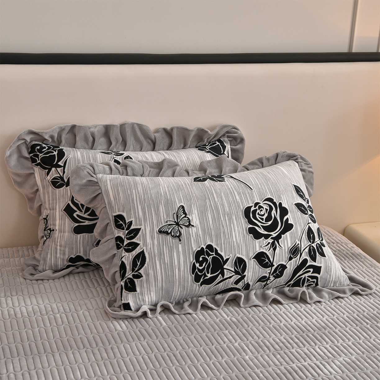 91家纺网 家纺一手货源 找家纺 赫本家纺  2025高克重牛奶绒花边床盖款四件套 约定