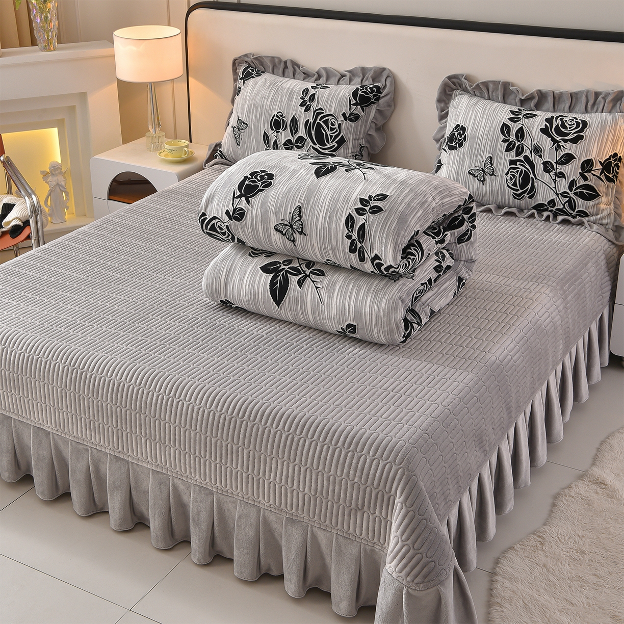 91家纺网 家纺一手货源 找家纺 赫本家纺  2025高克重牛奶绒花边床盖款四件套 约定