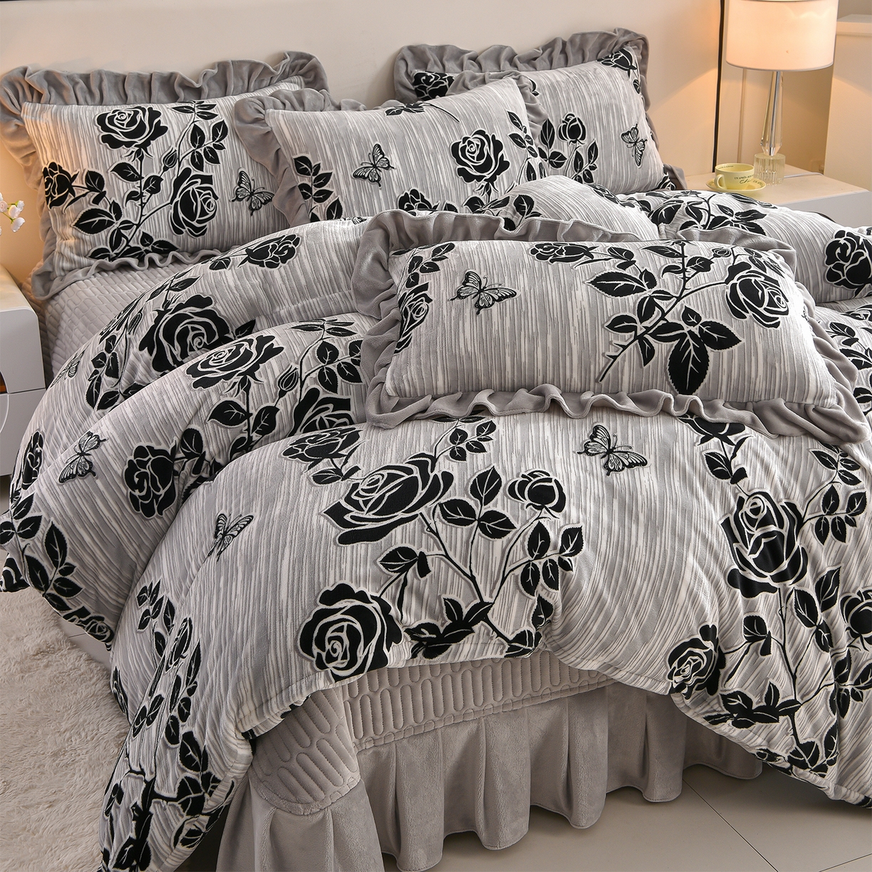 91家纺网 家纺一手货源 找家纺 赫本家纺  2025高克重牛奶绒花边床盖款四件套 约定