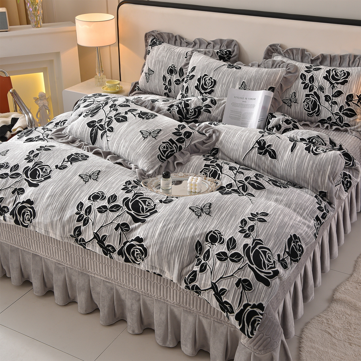 91家纺网 家纺一手货源 找家纺 赫本家纺  2025高克重牛奶绒花边床盖款四件套 约定