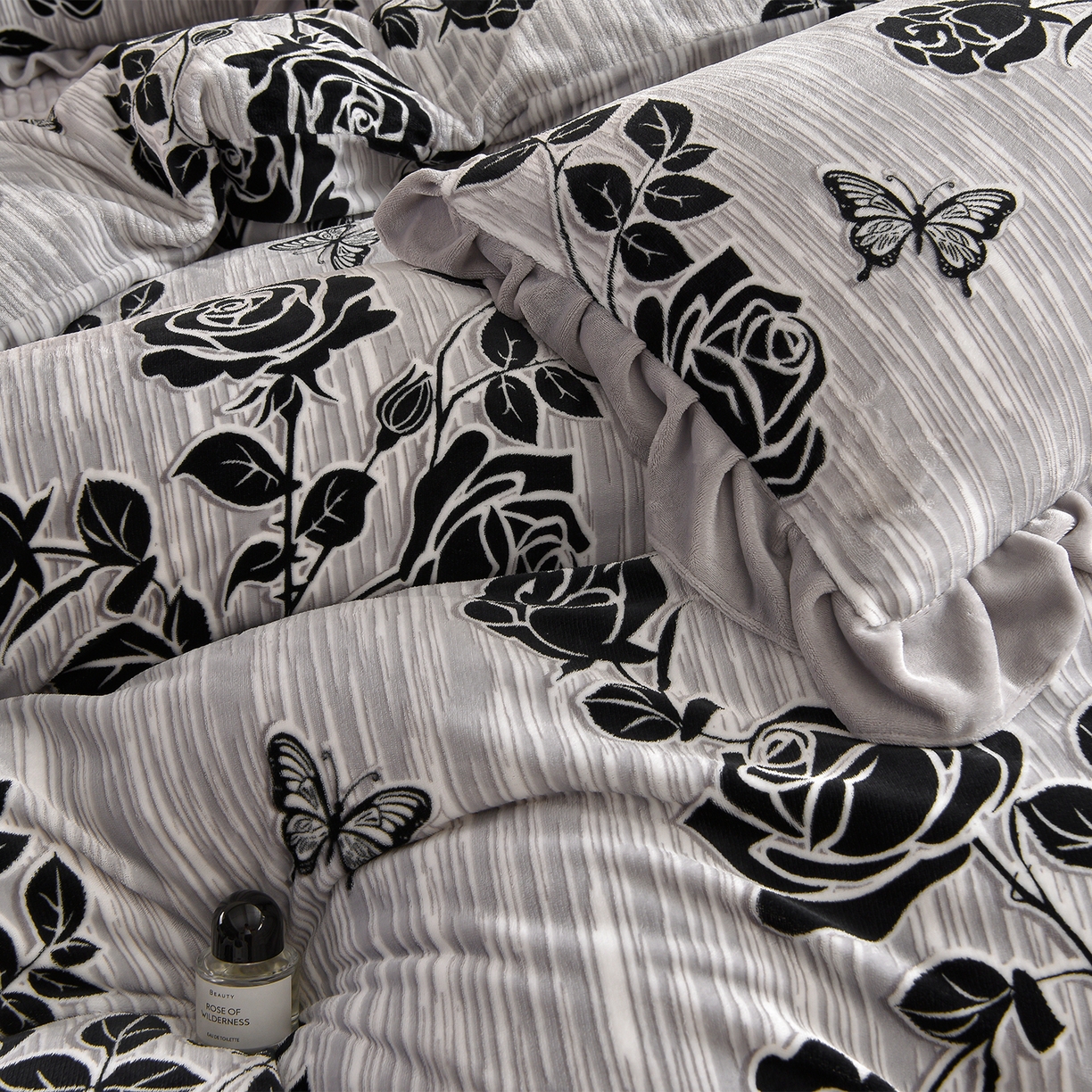 91家纺网 家纺一手货源 找家纺 赫本家纺  2025高克重牛奶绒花边床盖款四件套 约定