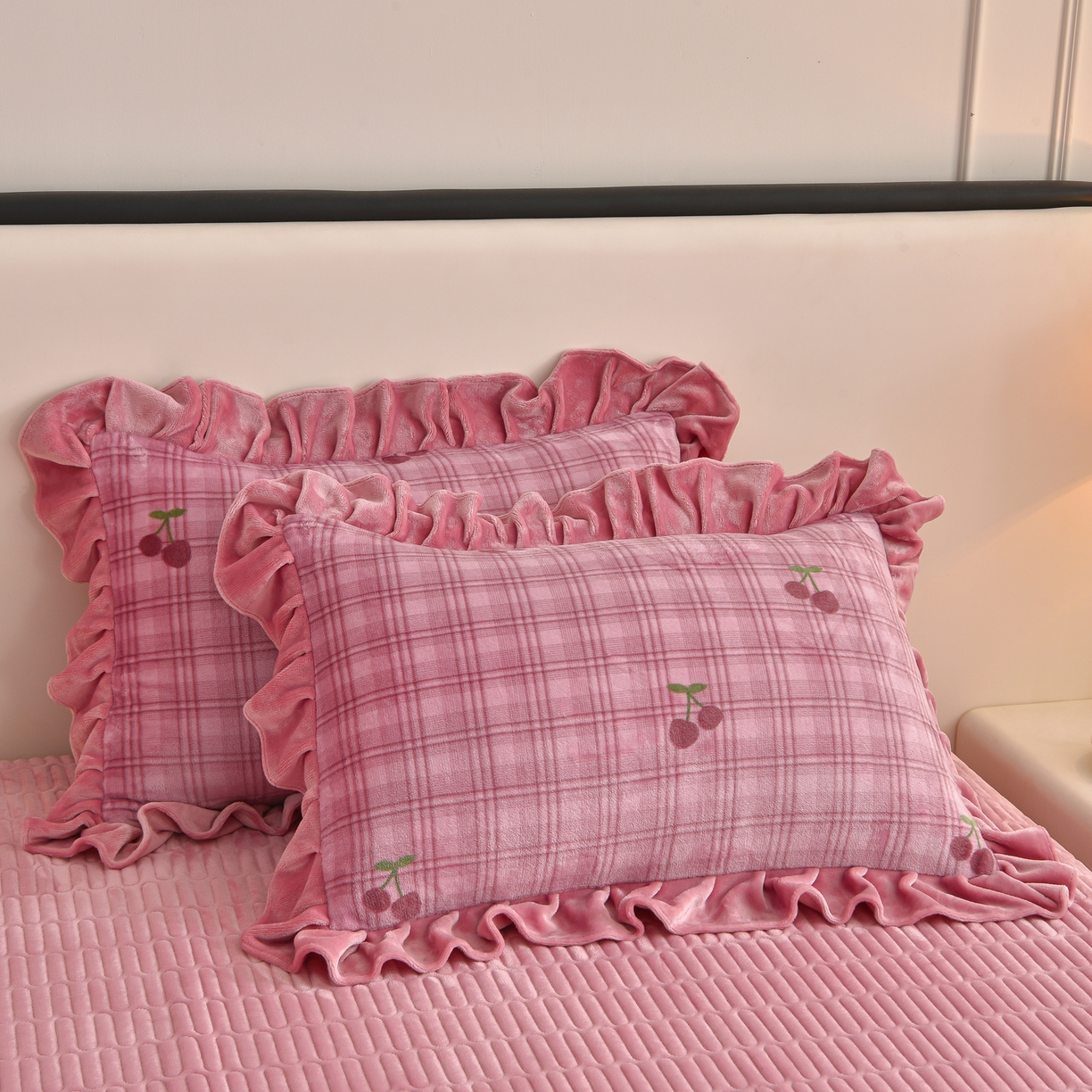 91家纺网 家纺一手货源 找家纺 赫本家纺  2025高克重牛奶绒花边床盖款四件套 云溪