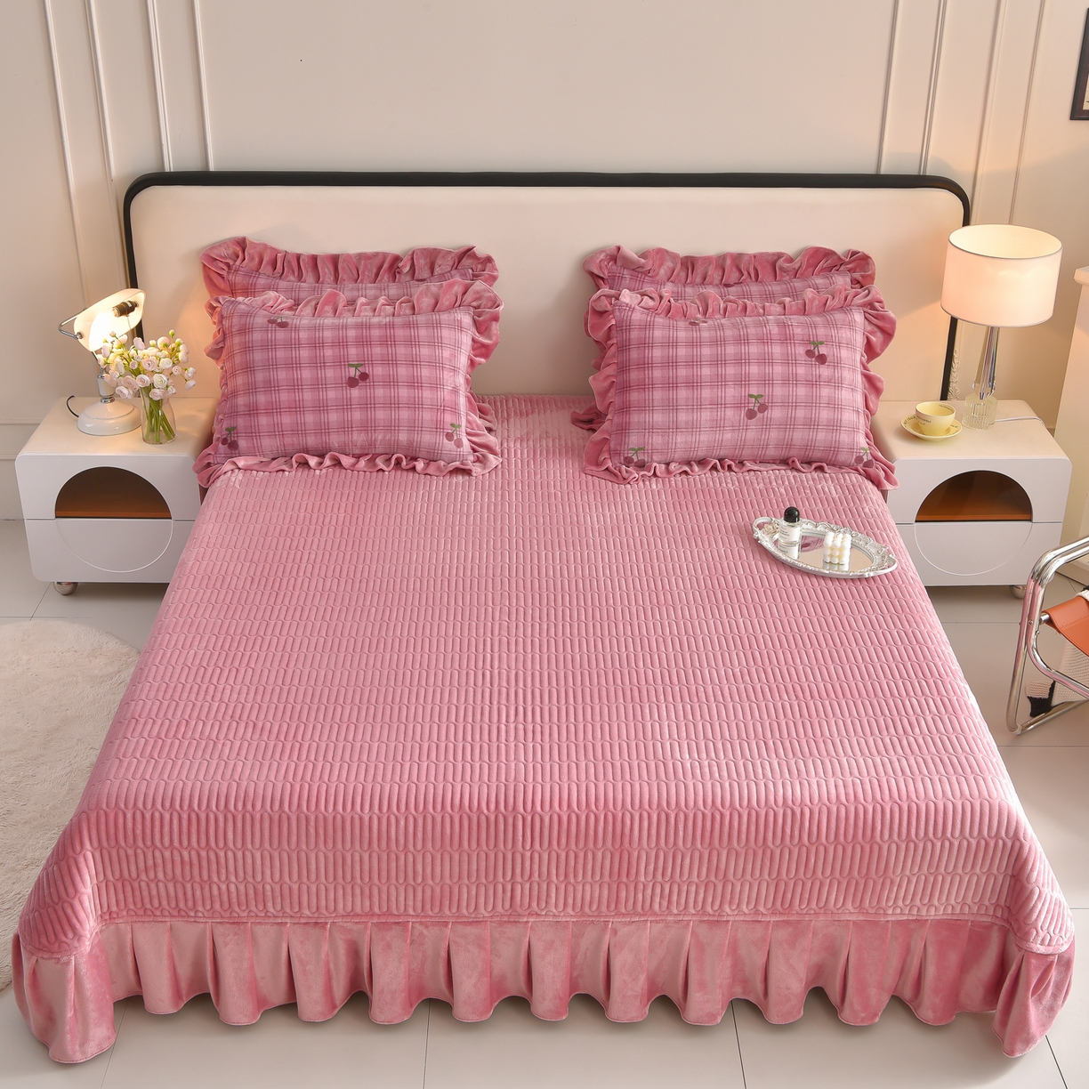 91家纺网 家纺一手货源 找家纺 赫本家纺  2025高克重牛奶绒花边床盖款四件套 云溪