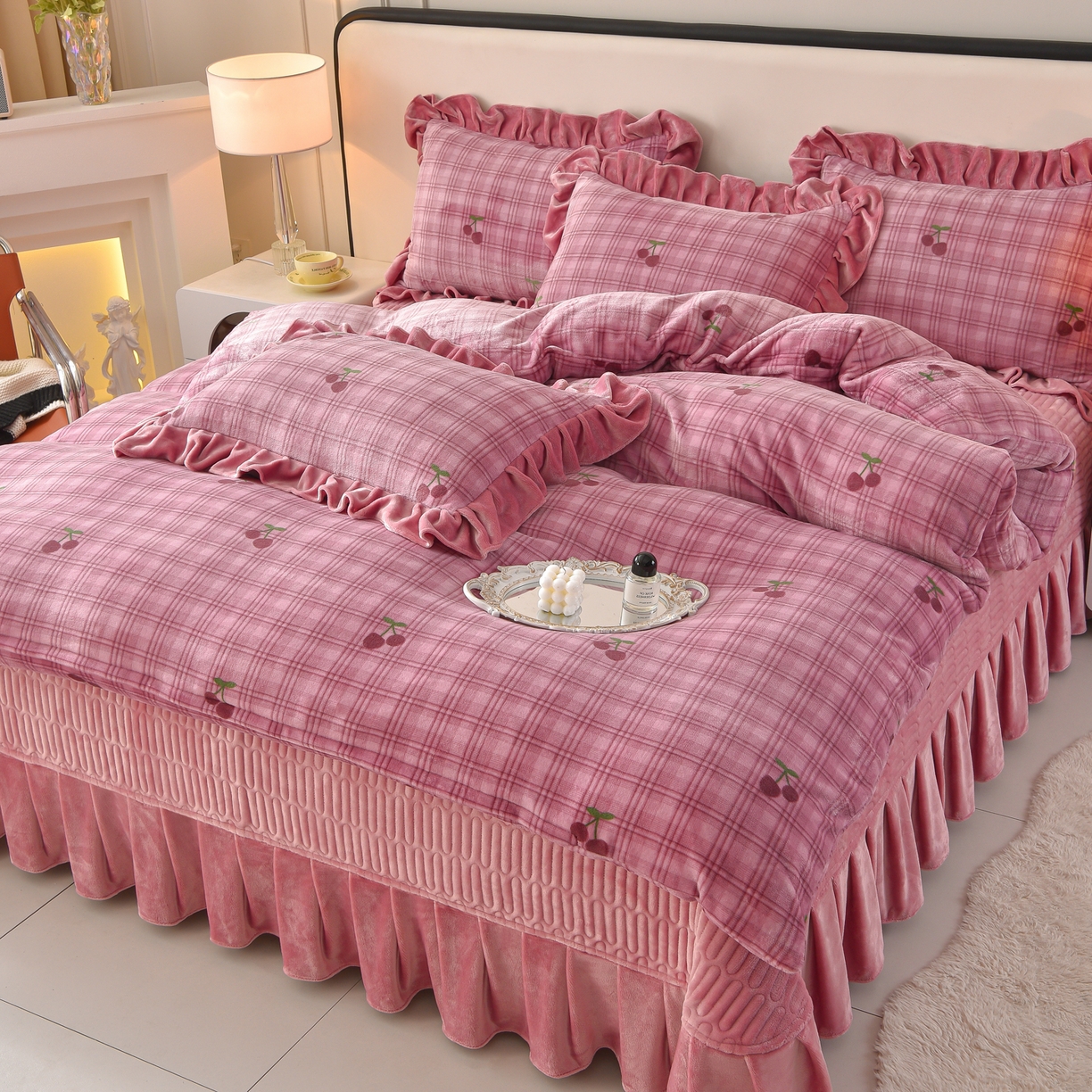 91家纺网 家纺一手货源 找家纺 赫本家纺  2025高克重牛奶绒花边床盖款四件套 云溪