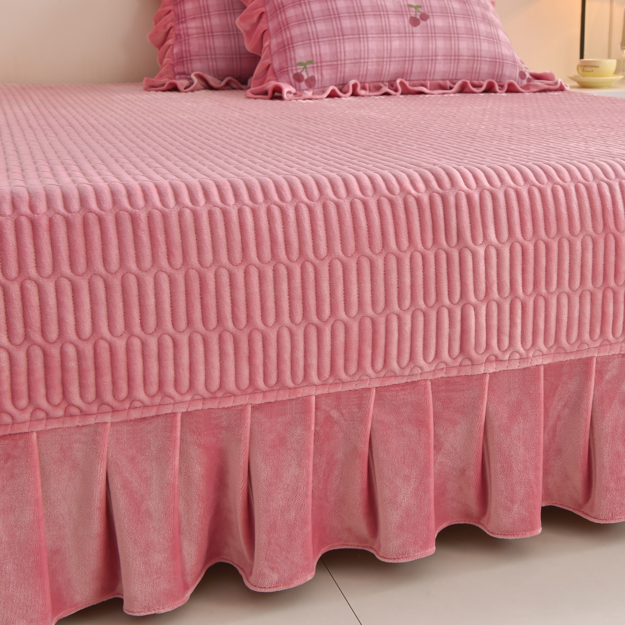 91家纺网 家纺一手货源 找家纺 赫本家纺  2025高克重牛奶绒花边床盖款四件套 云溪