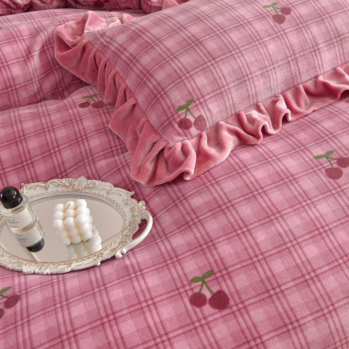 91家纺网 家纺一手货源 找家纺 赫本家纺  2025高克重牛奶绒花边床盖款四件套 云溪