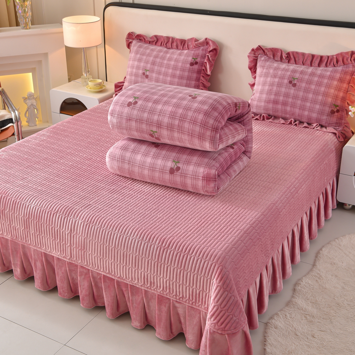 91家纺网 家纺一手货源 找家纺 赫本家纺  2025高克重牛奶绒花边床盖款四件套 云溪