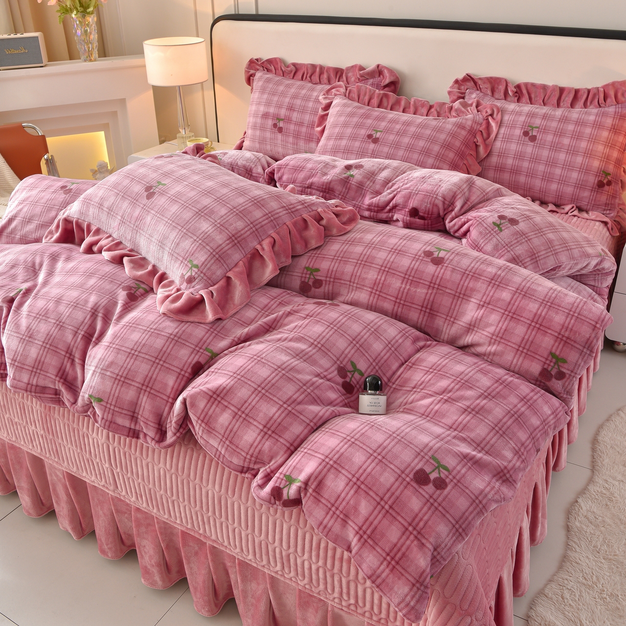 赫本家纺  2025高克重牛奶绒花边床盖款四件套 云溪