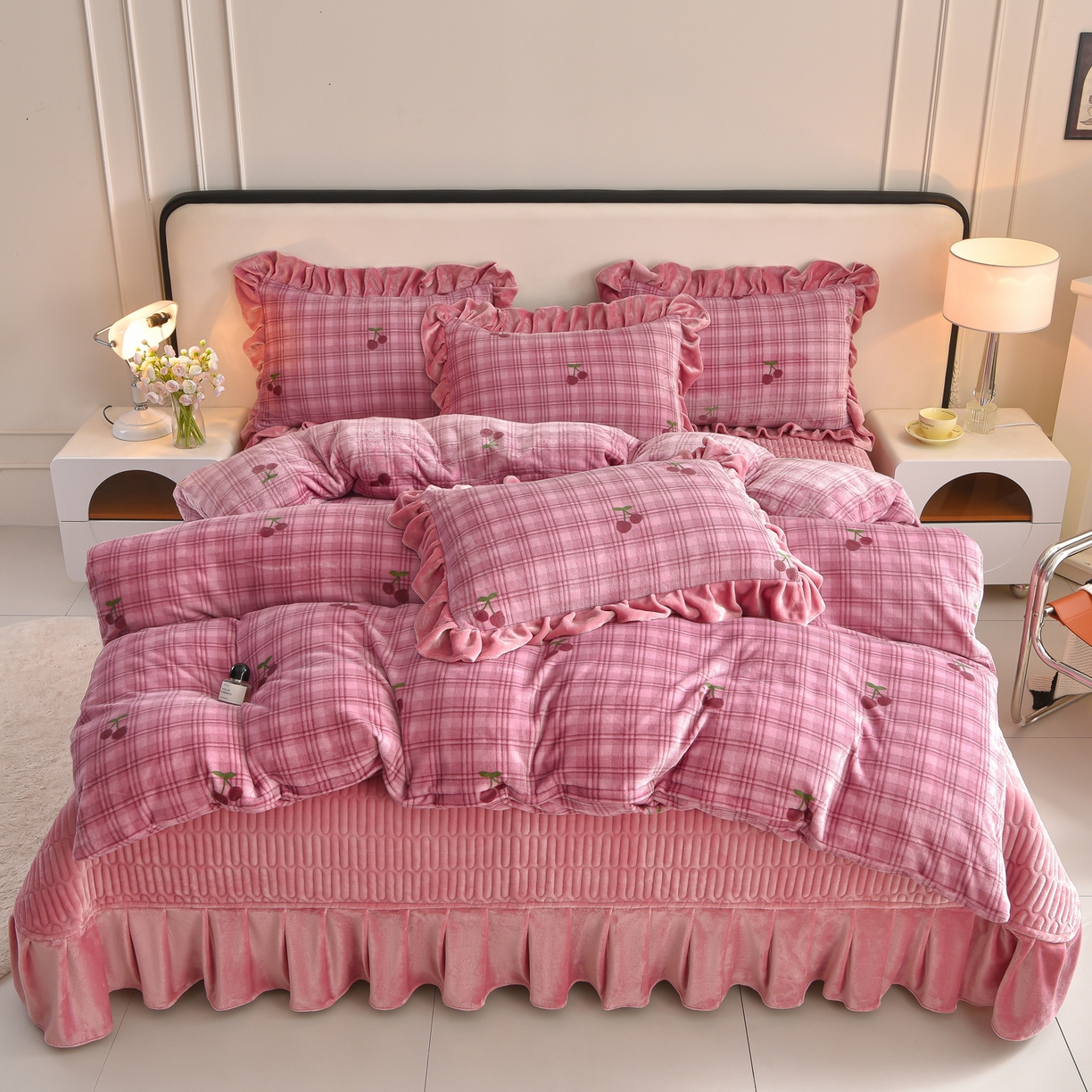 91家纺网 家纺一手货源 找家纺 赫本家纺  2025高克重牛奶绒花边床盖款四件套 云溪