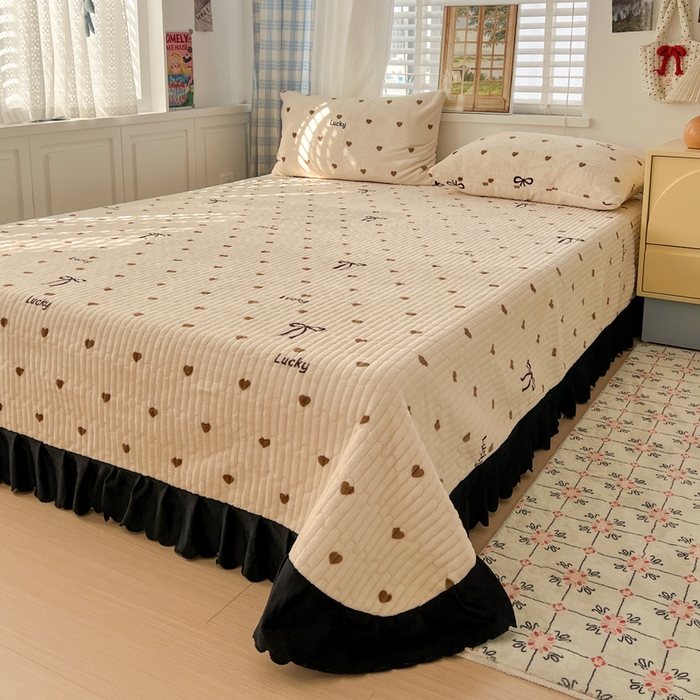 91家纺网 家纺一手货源 找家纺 （总）逸林家纺《原希尔顿逸林》 2025新款牛奶绒床盖夹棉花边韩版印花单床盖三件套床盖单件床盖单品单床盖