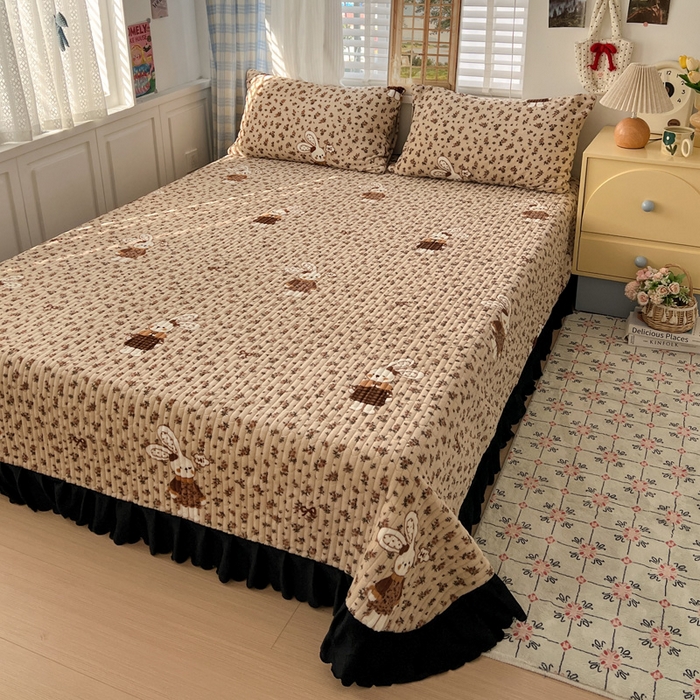 91家纺网 家纺一手货源 找家纺 （总）逸林家纺《原希尔顿逸林》 2025新款牛奶绒床盖夹棉花边韩版印花单床盖三件套床盖单件床盖单品单床盖