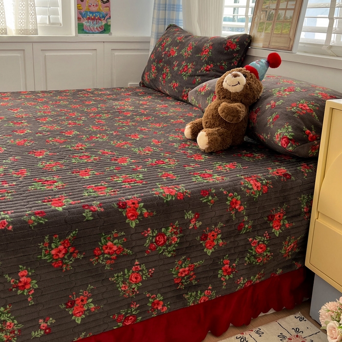 91家纺网 家纺一手货源 找家纺 逸林家纺《原希尔顿逸林》 2025新款牛奶绒床盖夹棉花边韩版印花单床盖三件套床盖单件床盖单品单床盖 床盖-玫瑰的故事